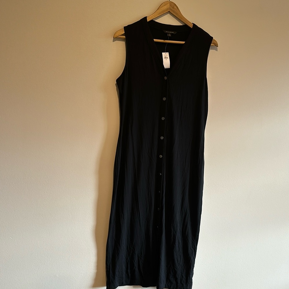 Black sleeveless dress